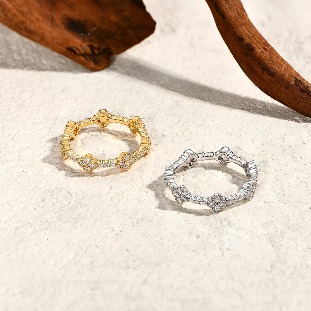 WHITE CLOVER 18K MOISSANITE RING