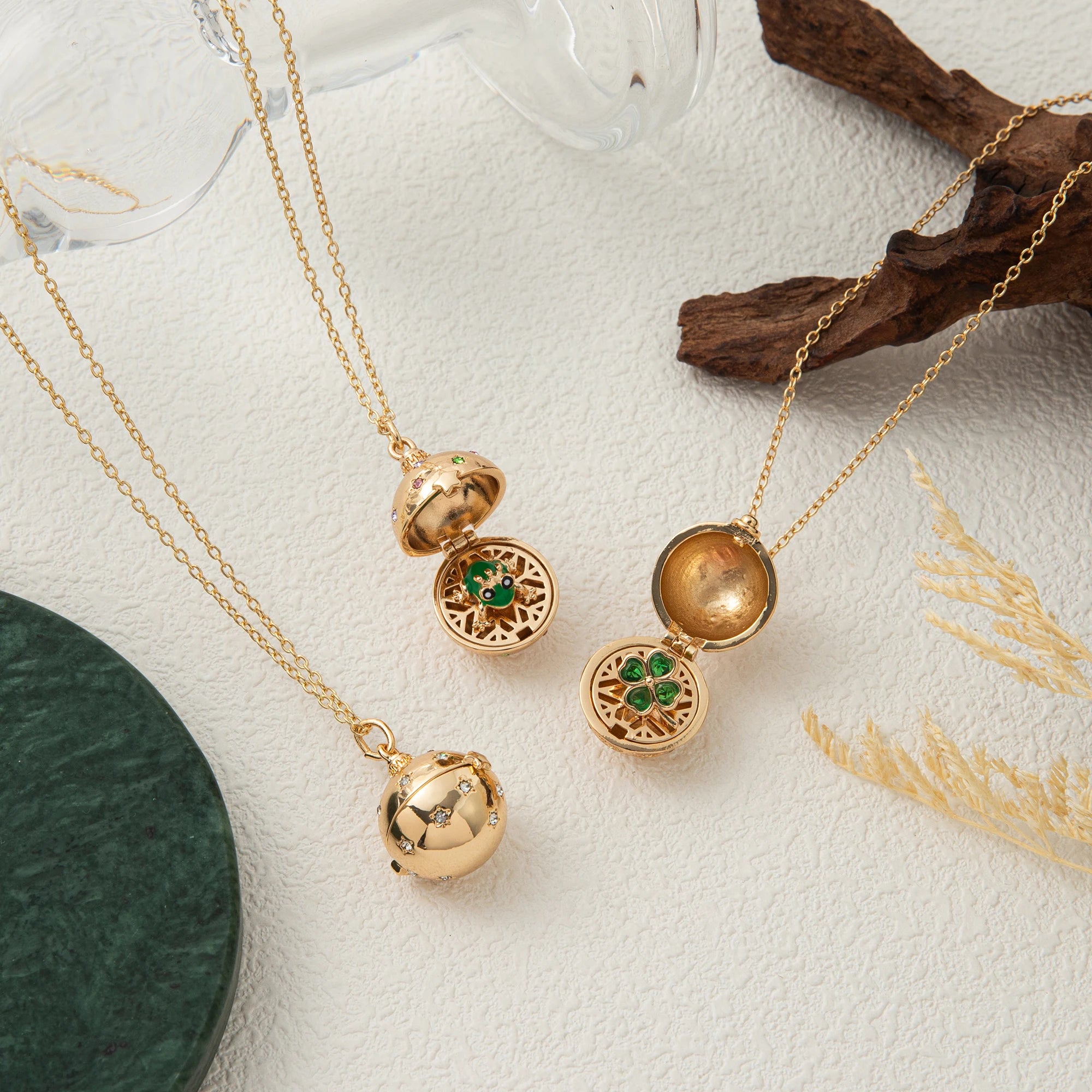 AMBRIA Pendant Necklace