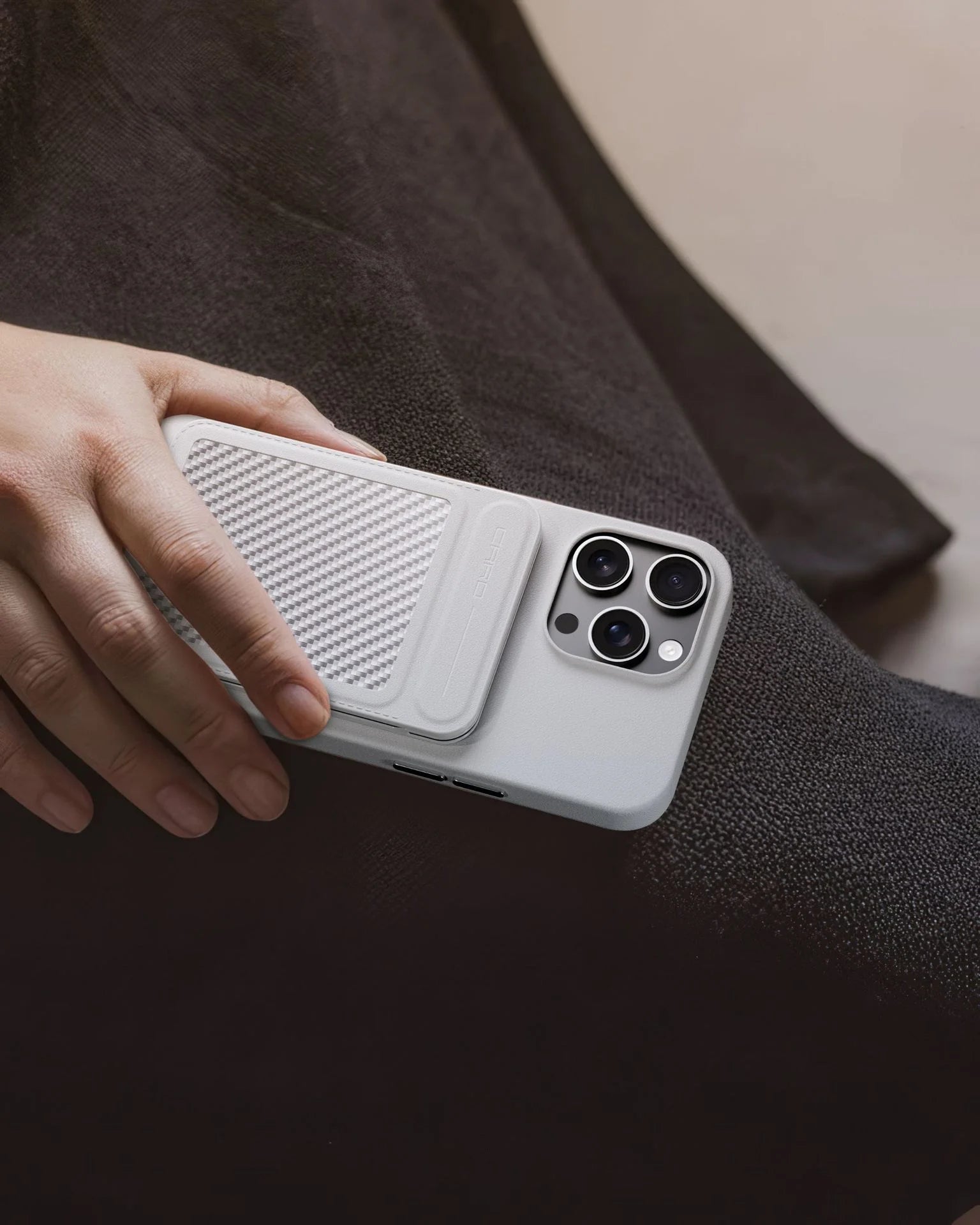 CARBON FIBRE MAGSAFE CARD HOLDER - ÉDITION MAGNÉTIQUE