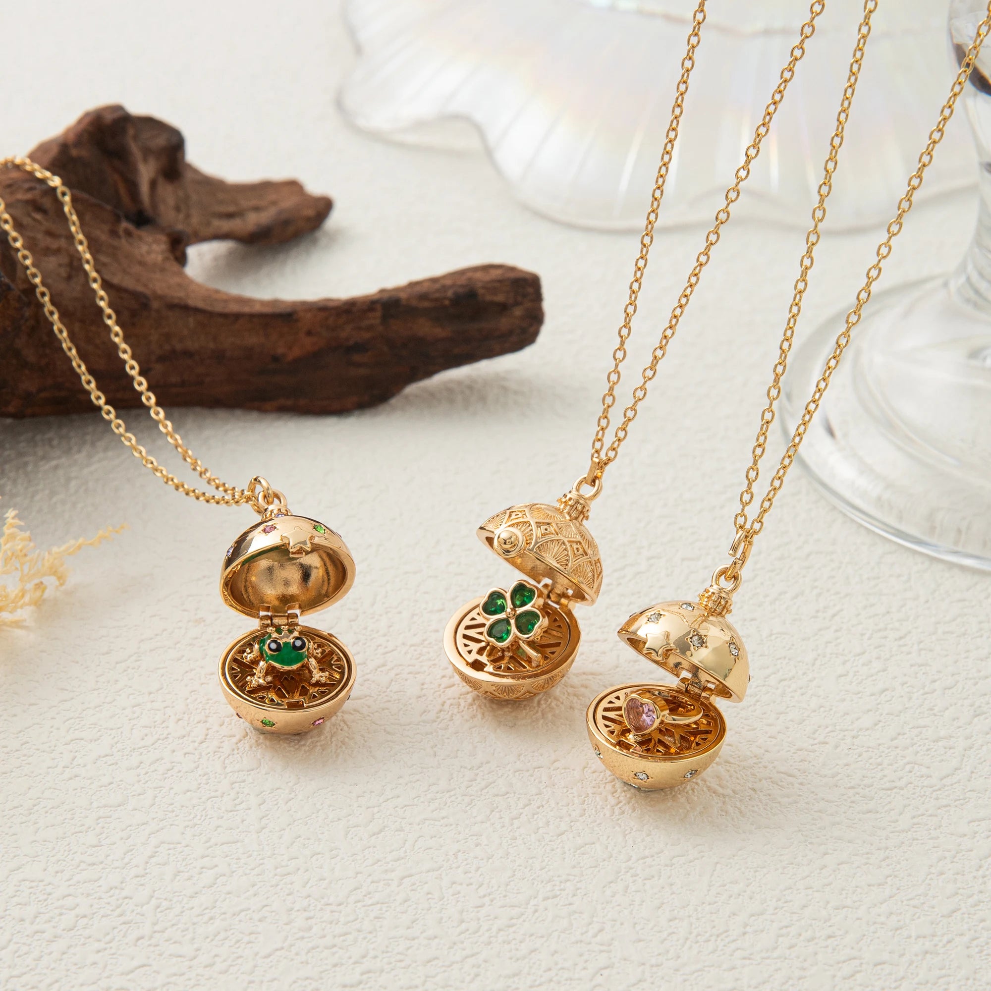 AMBRIA Pendant Necklace